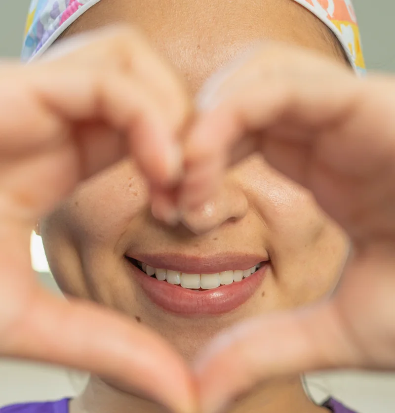 Paciente haciendo un corazón con las manos