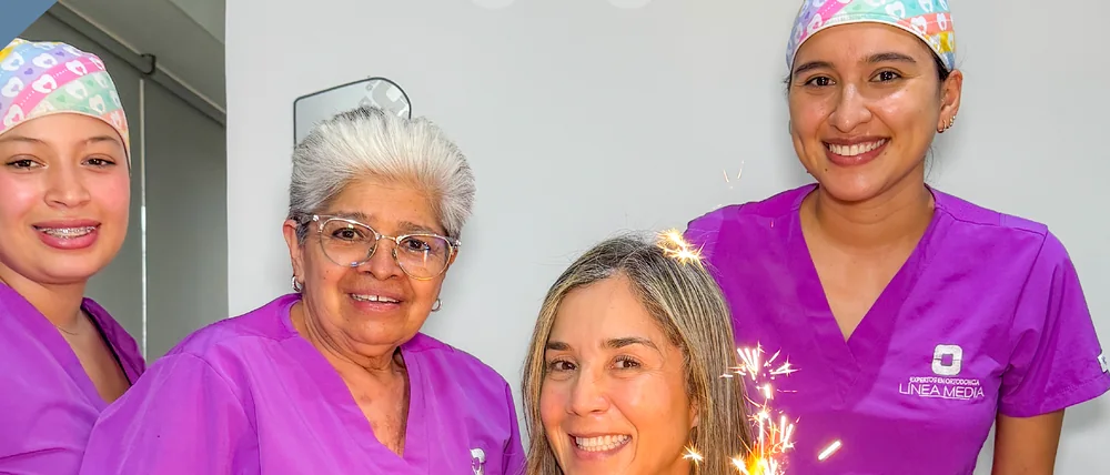 La Dra. Constanza Hurtado con su equipo
